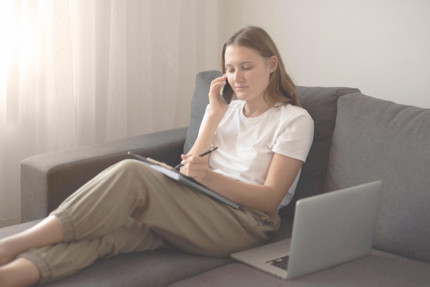 Moderne Büroumgebung mit Finanzcharts und Analysewerkzeugen