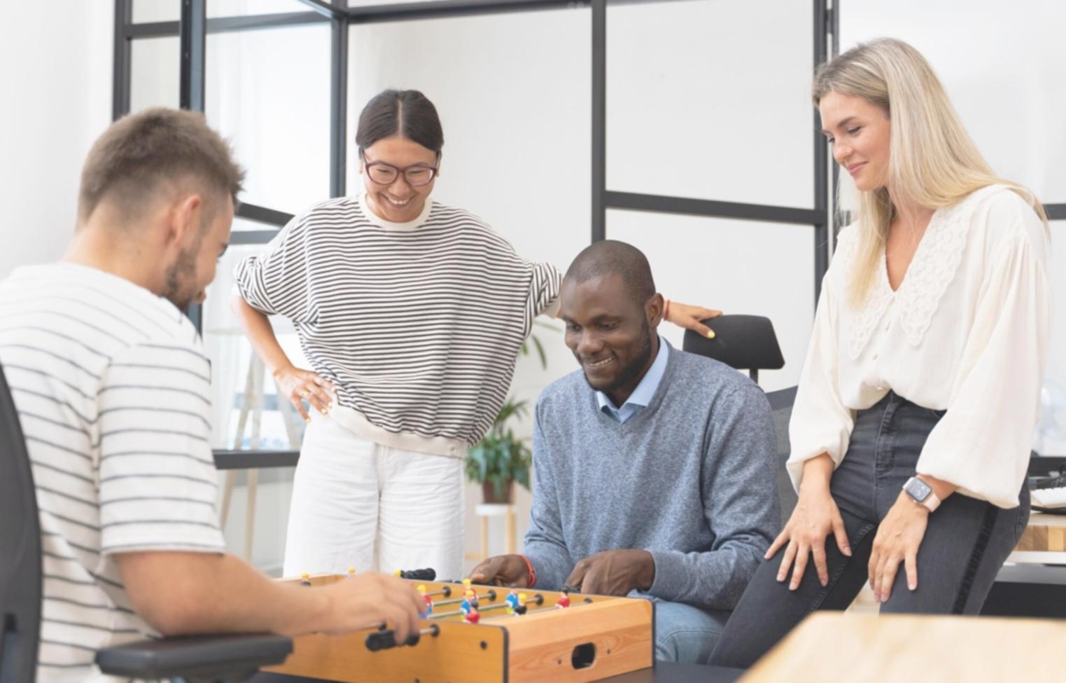Interaktive Lernsitzung mit Flipchart und Diskussion